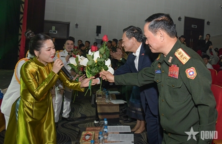 Military Region 1’s artist-soldiers light up Vietnam - Laos solidarity